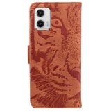 Peňaženkové kožené puzdro Tiger Embossing na Moto G73 5G - Hnedá