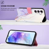 Peňaženkové kožené puzdro Marble Pattern na Galaxy A55 5G - Biela a Fialová